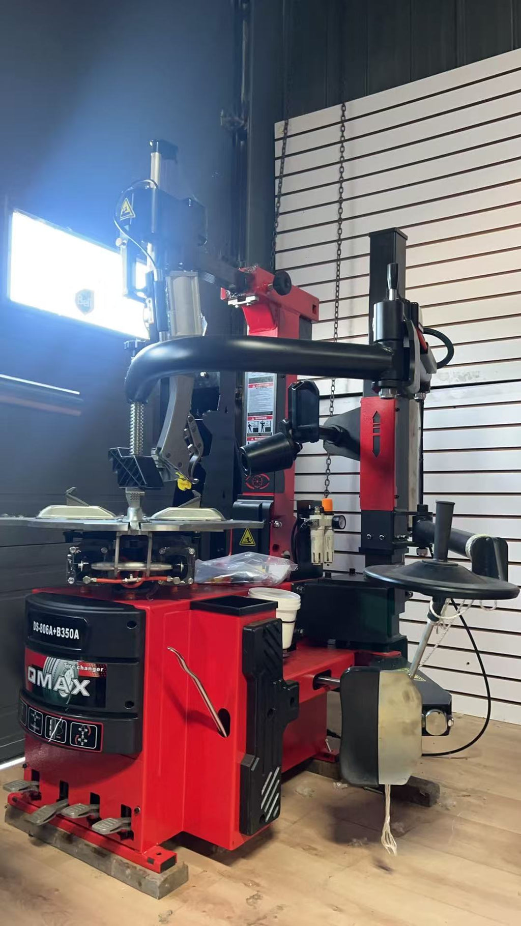 DS-806A + B350a Tire Changer with Mechanical Arm | Démonte-Pneu BDS-806A + B350a avec Bras Mécanique – Professional Wheel Service (10–24”)