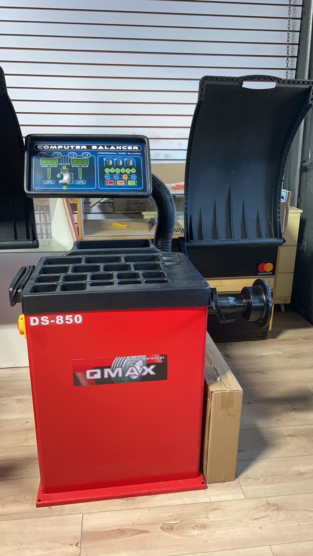 DS-850 Wheel Balancer | Équilibreuse de Roues PDS-850 – Automatic & High Precision (10–26”)