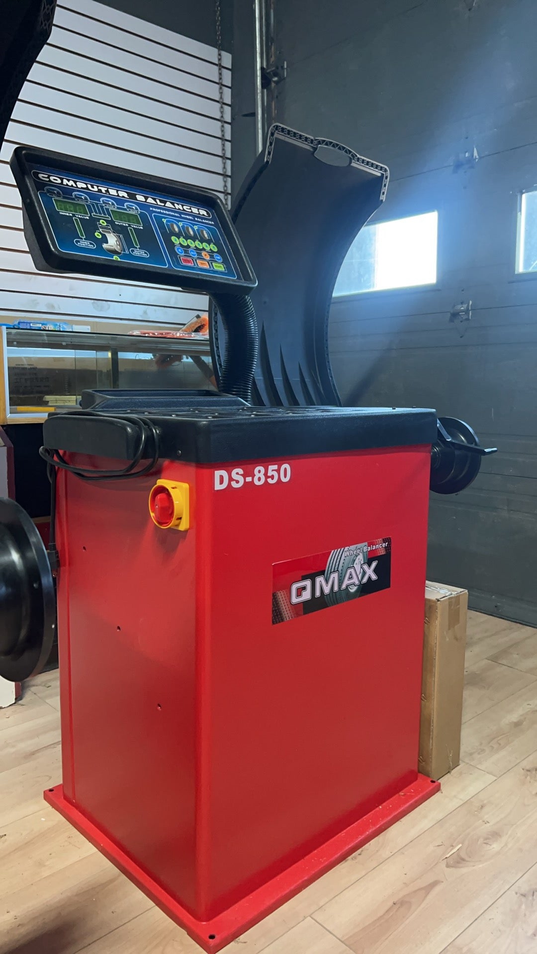 DS-850 Wheel Balancer | Équilibreuse de Roues PDS-850 – Automatic & High Precision (10–26”)