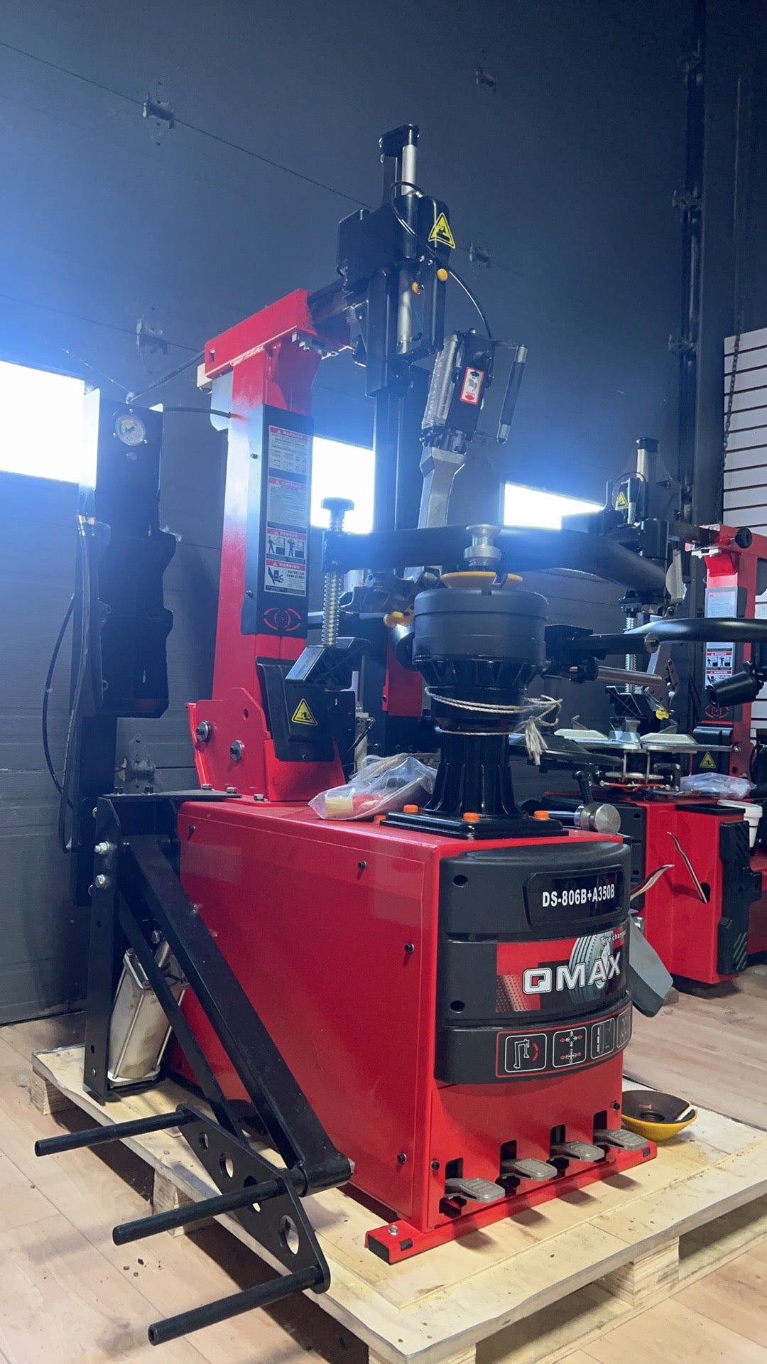 DS-806B + A350b Tire Changer with Pneumatic Locking & Helper Arm | Démonte-Pneu BDS-806B + A350b avec Verrouillage Pneumatique et Bras d’Assistance (14–28”)