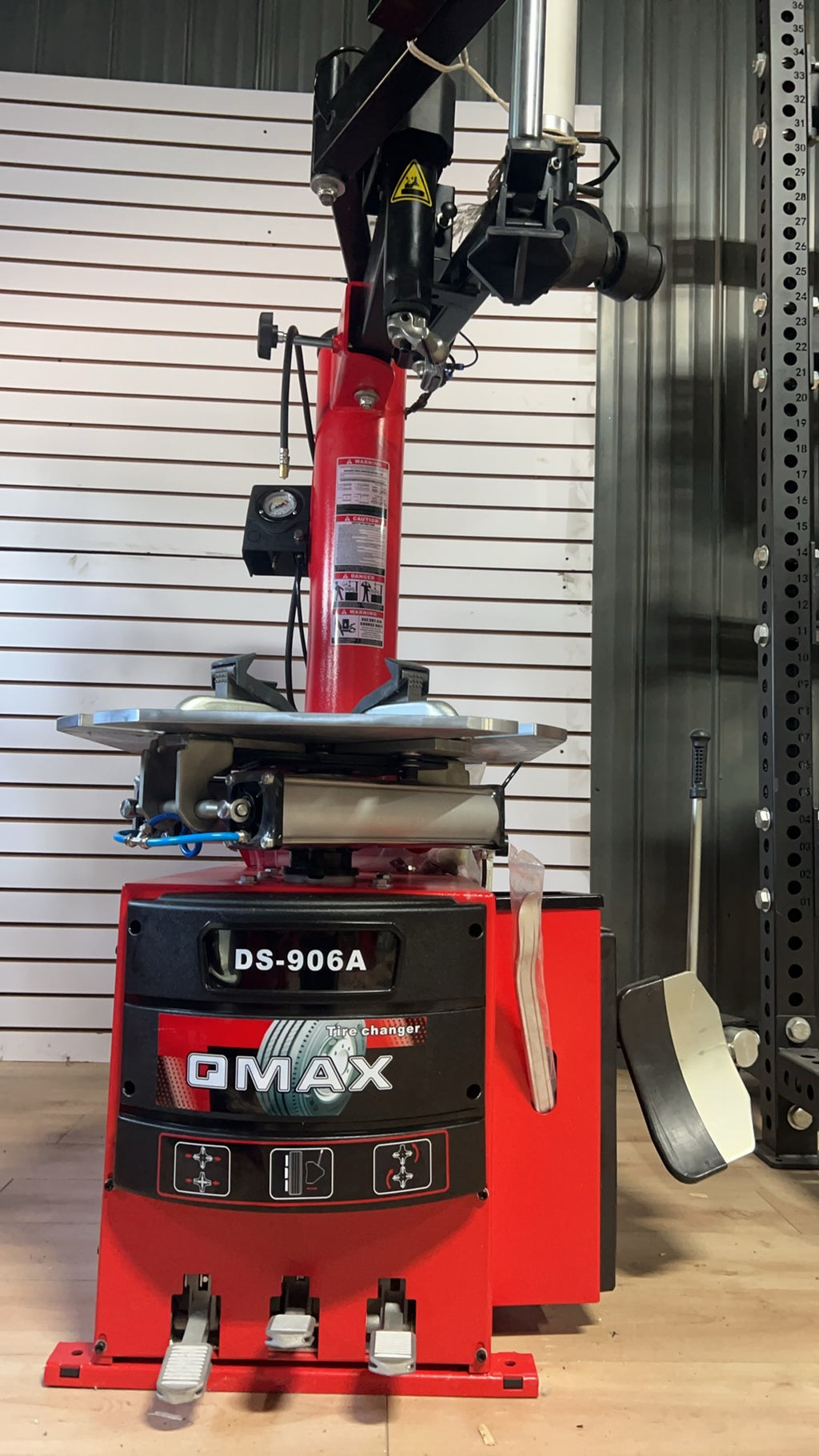 DS-906A Tire Changer with Double Helper Arms | Démonte-Pneu BDS-906A avec Bras d’Assistance Doubles – Professional & Durable (10–24”)