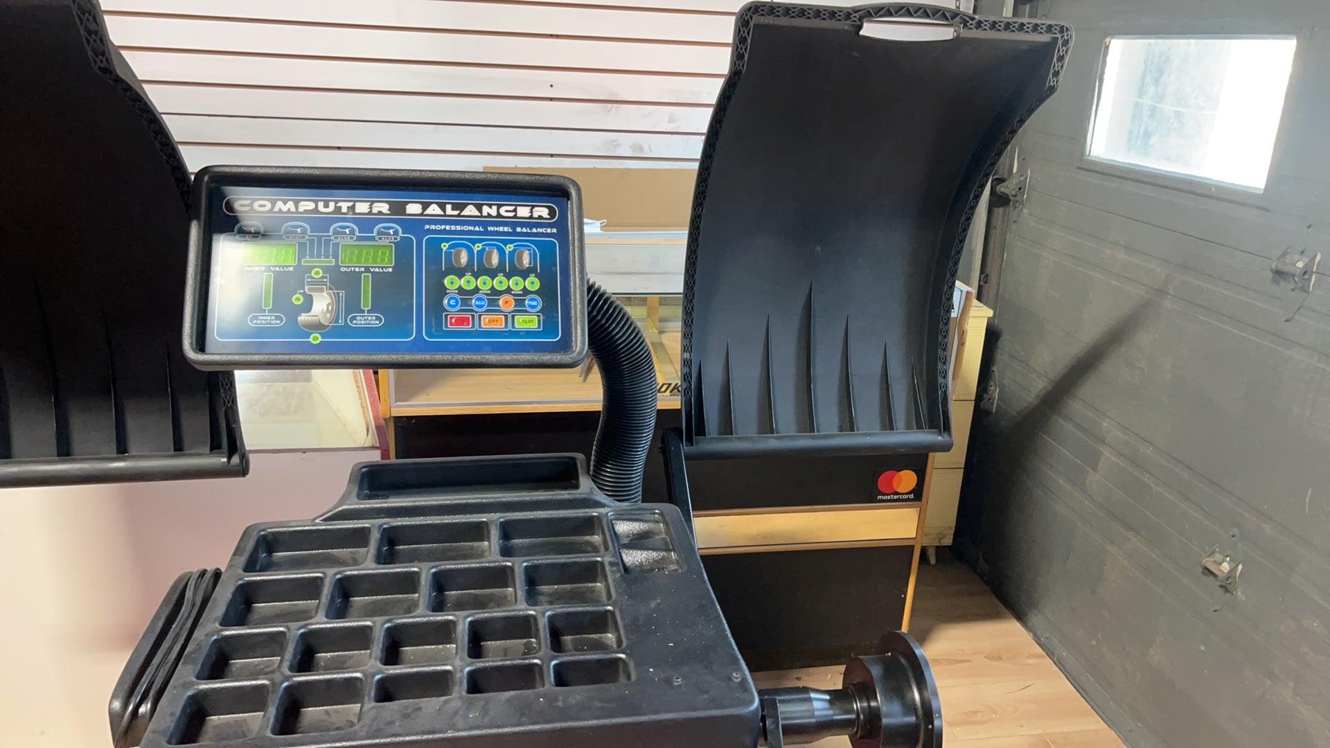 DS-850 Wheel Balancer | Équilibreuse de Roues PDS-850 – Automatic & High Precision (10–26”)