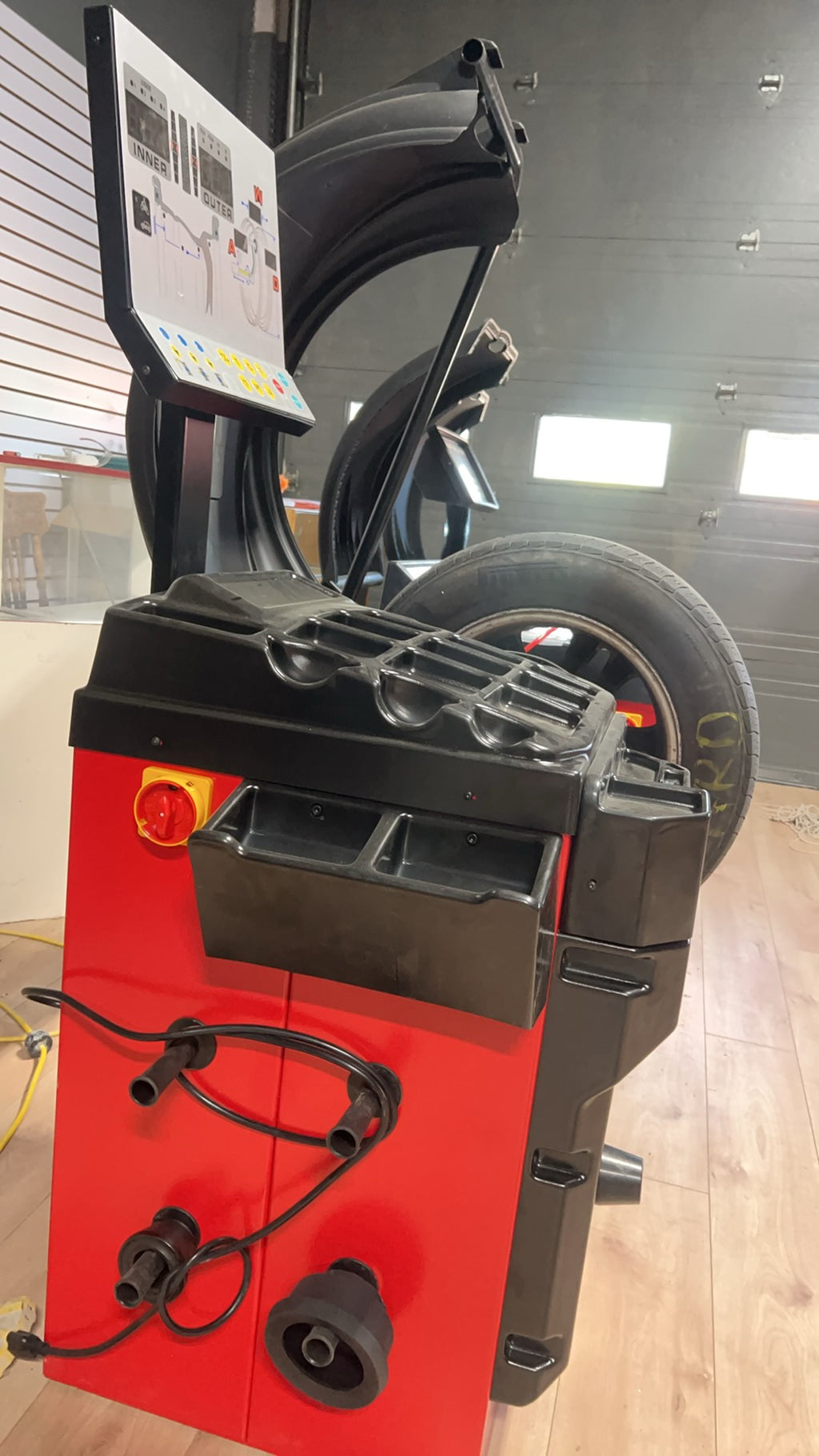 L-510ES Wheel Balancer | Équilibreuse de Roues PL-510ES – Digital Display & High Precision (10–28”)