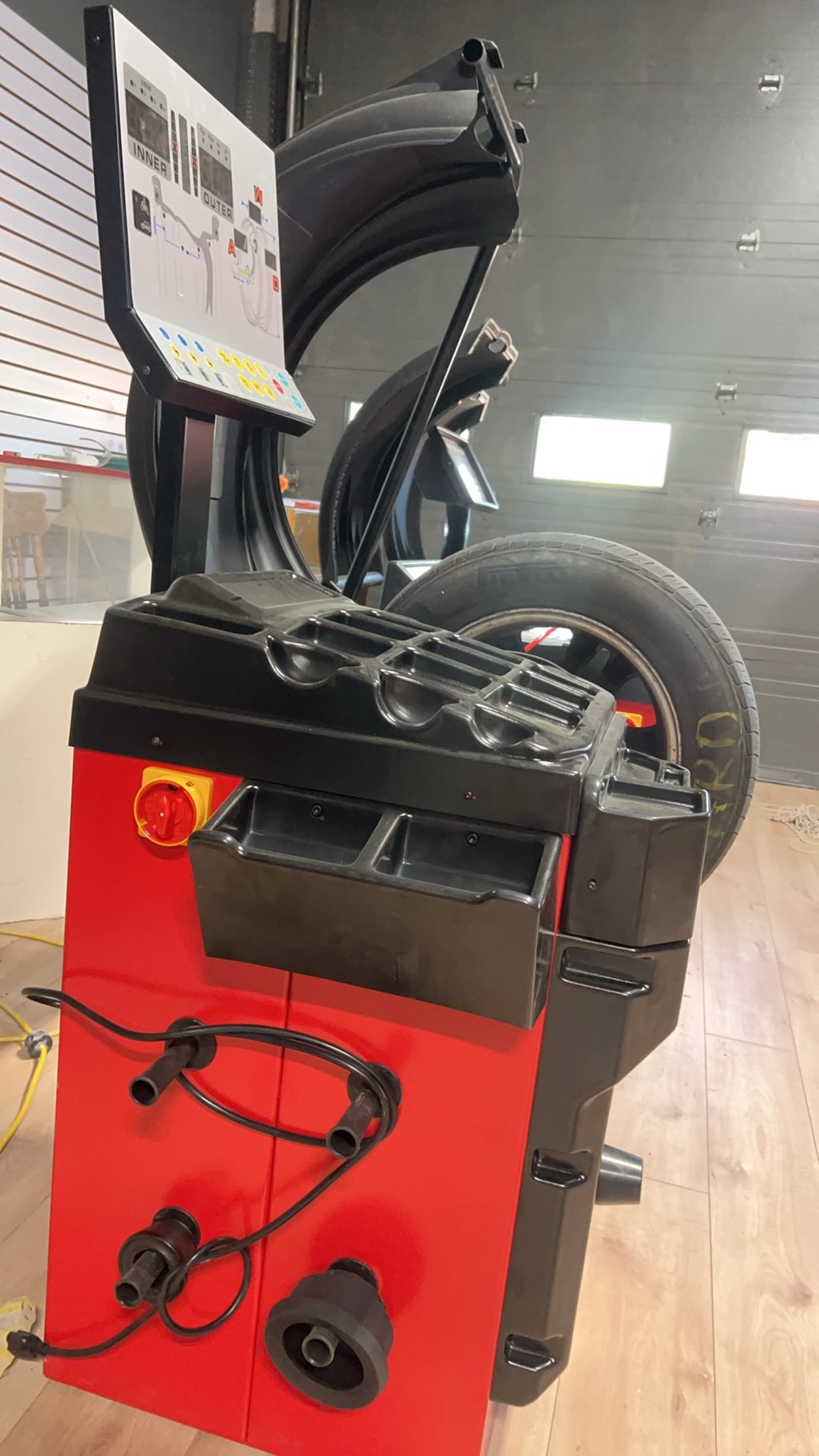 L-510ES Wheel Balancer | Équilibreuse de Roues PL-510ES – Digital Display & High Precision (10–28”)