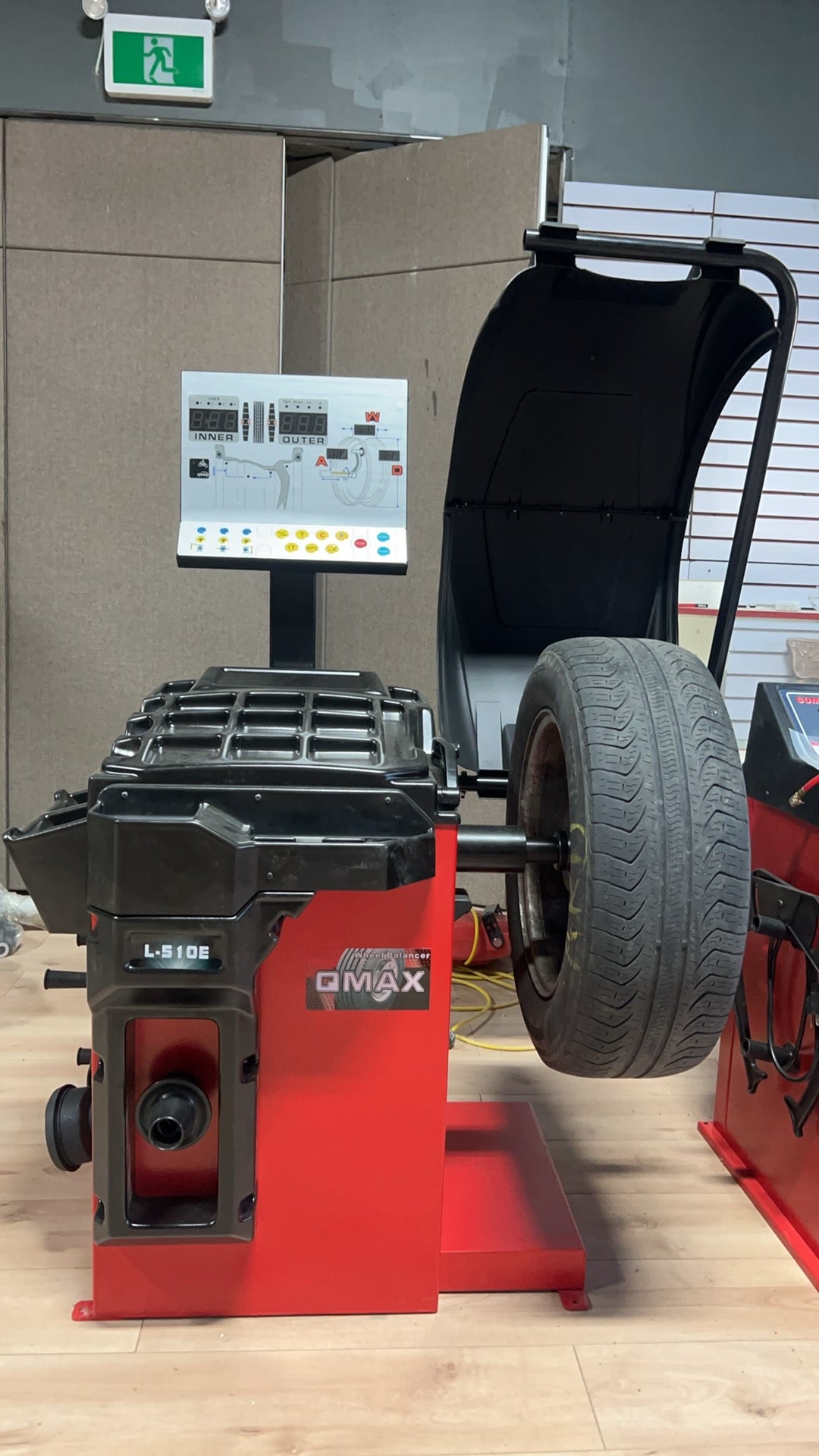 L-510ES Wheel Balancer | Équilibreuse de Roues PL-510ES – Digital Display & High Precision (10–28”)