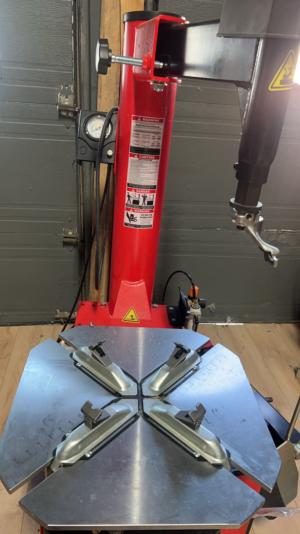 DS-706B Tire Changer | Démonte-Pneu Automatique – Economical & Practical / Économique et Pratique (10–24”)