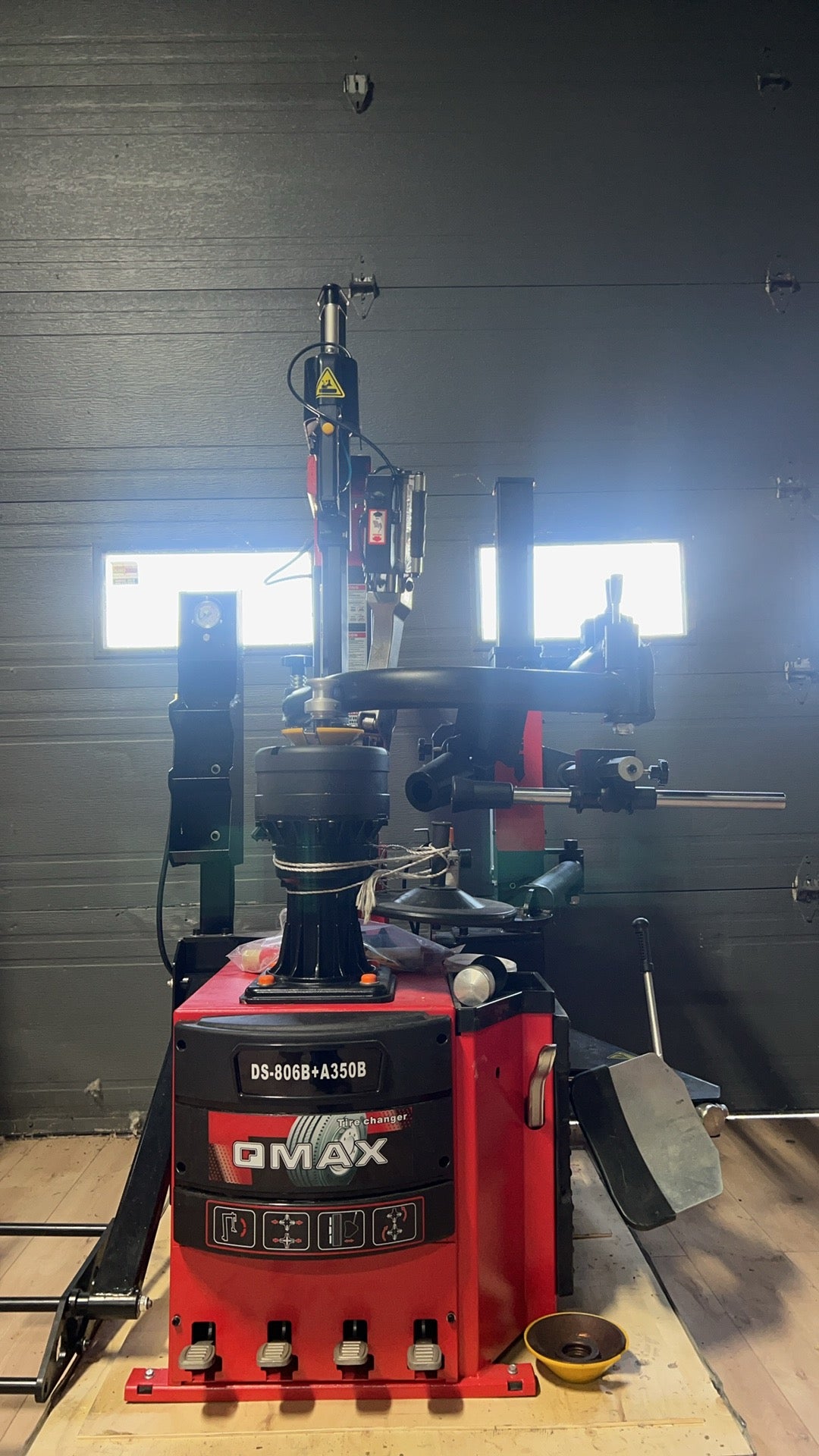 DS-806B + A350b Tire Changer with Pneumatic Locking & Helper Arm | Démonte-Pneu BDS-806B + A350b avec Verrouillage Pneumatique et Bras d’Assistance (14–28”)