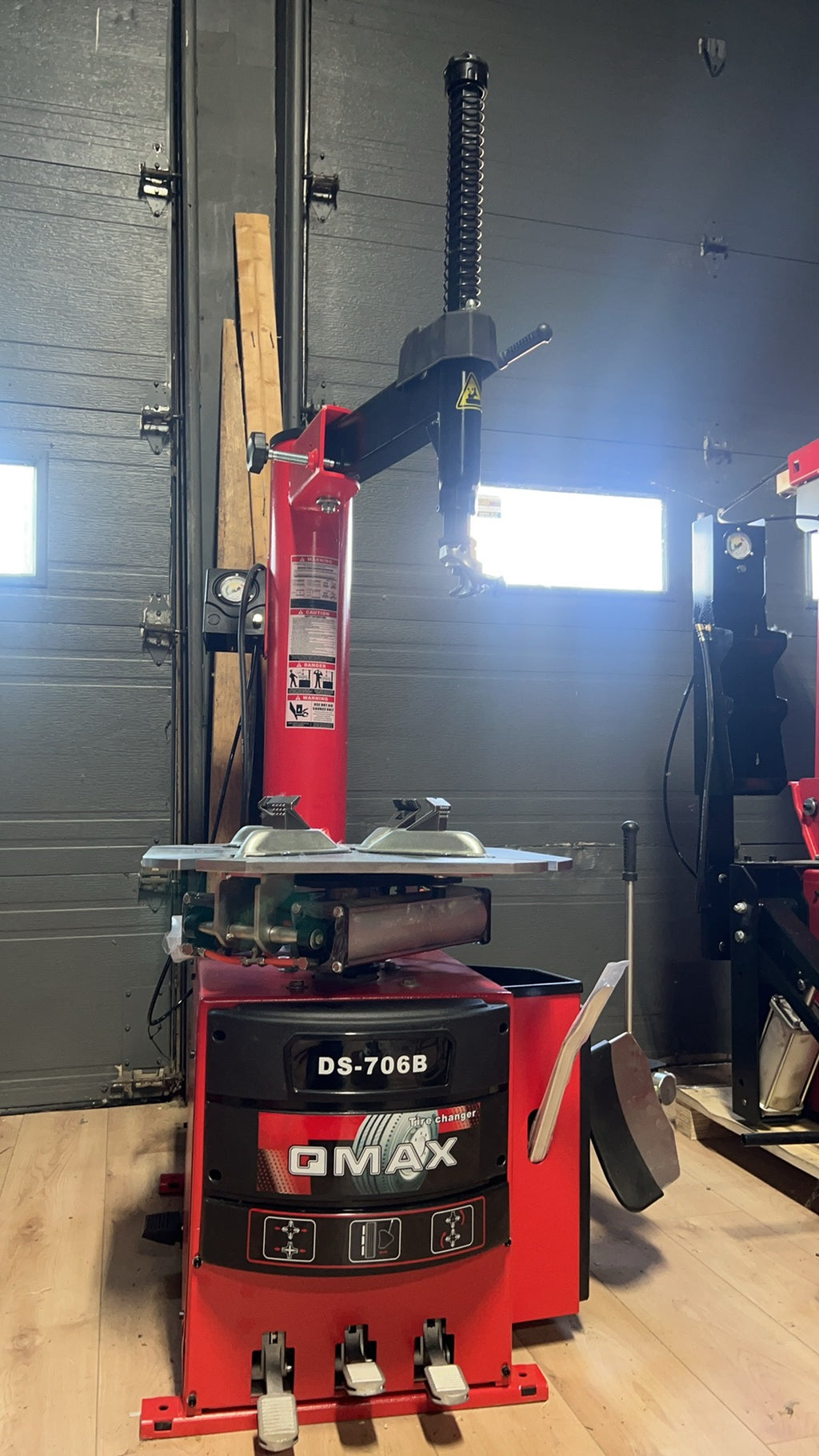 DS-706B Tire Changer | Démonte-Pneu Automatique – Economical & Practical / Économique et Pratique (10–24”)