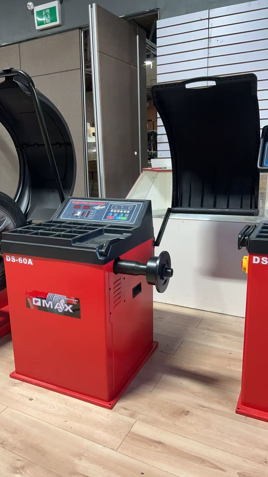 DS-60A Wheel Balancer | Équilibreuse de Roues PDS-60A – High Precision & Automatic Programs (10–26”)