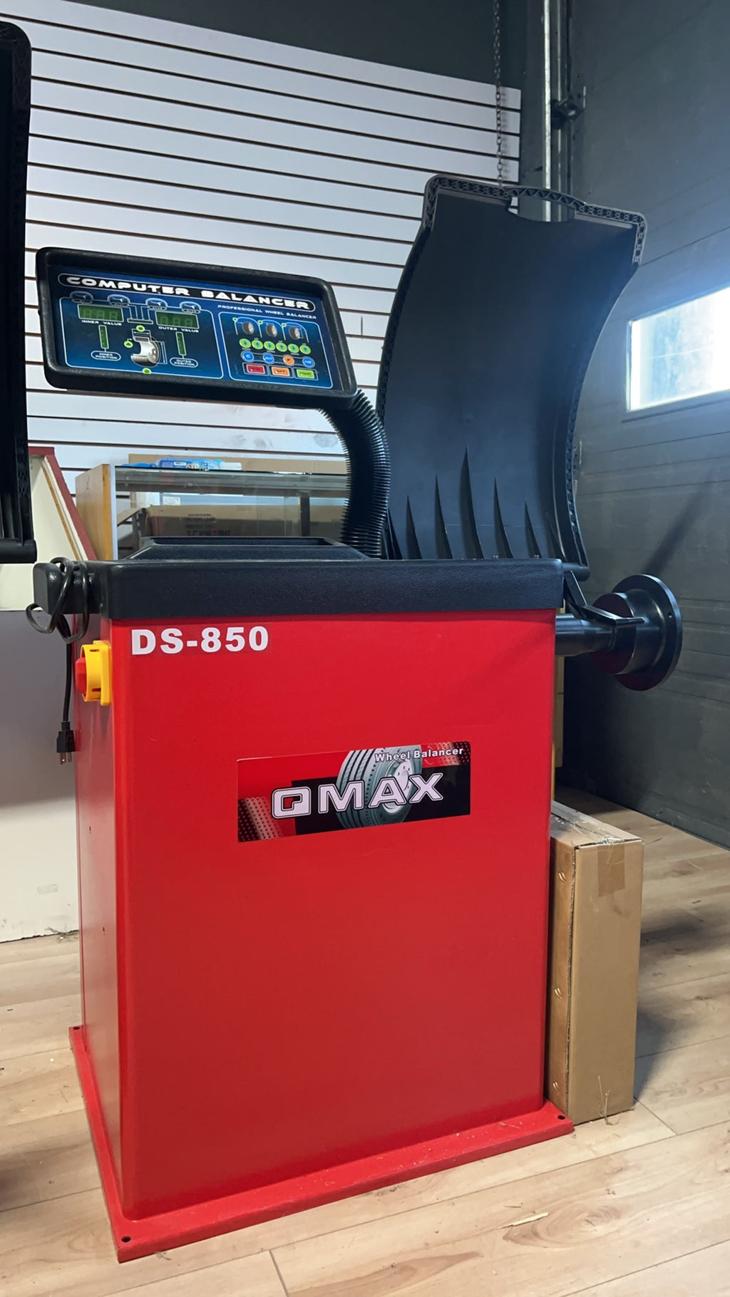 DS-850 Wheel Balancer | Équilibreuse de Roues PDS-850 – Automatic & High Precision (10–26”)