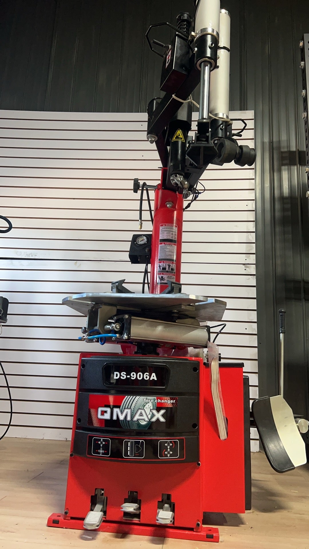 DS-906A Tire Changer with Double Helper Arms | Démonte-Pneu BDS-906A avec Bras d’Assistance Doubles – Professional & Durable (10–24”)