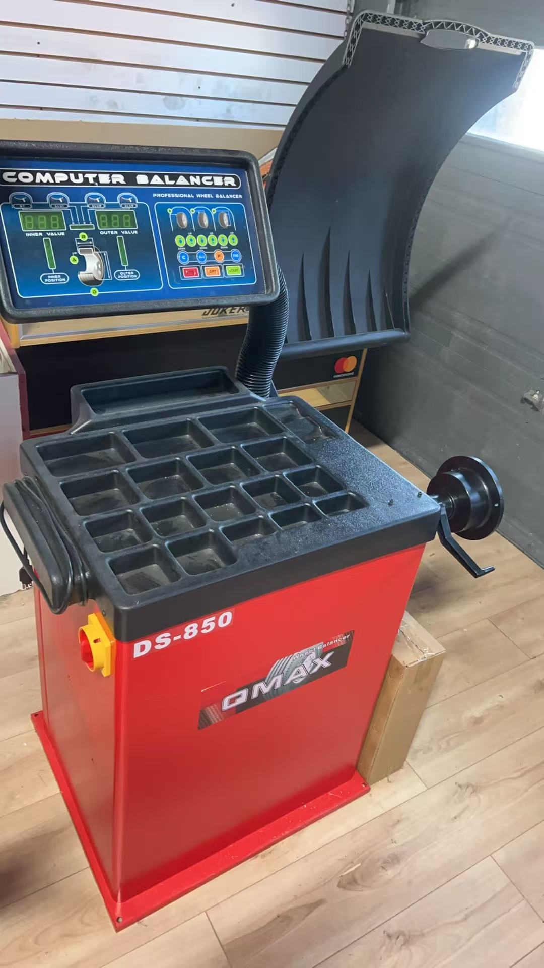 DS-850 Wheel Balancer | Équilibreuse de Roues PDS-850 – Automatic & High Precision (10–26”)