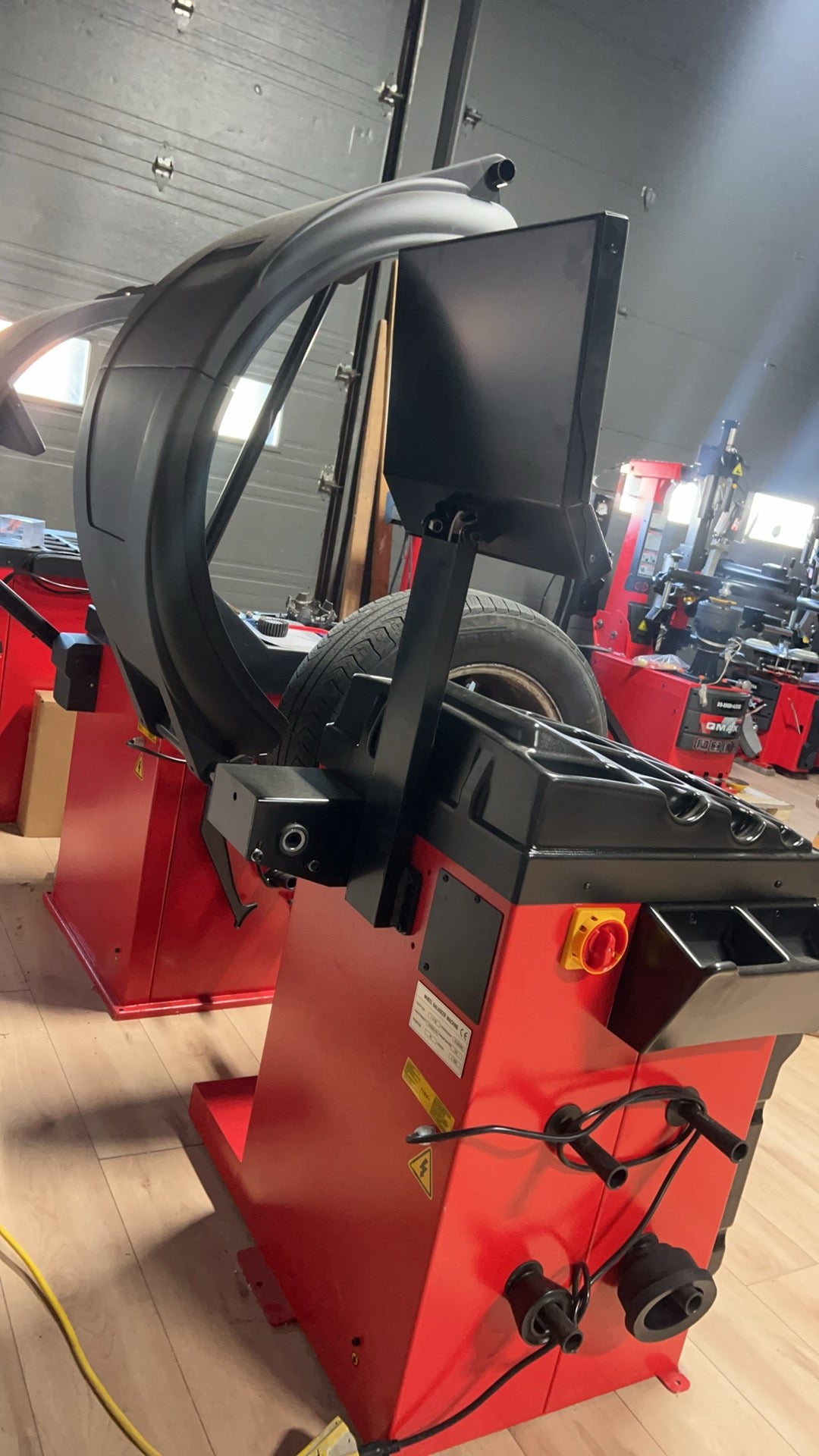 L-510ES Wheel Balancer | Équilibreuse de Roues PL-510ES – Digital Display & High Precision (10–28”)