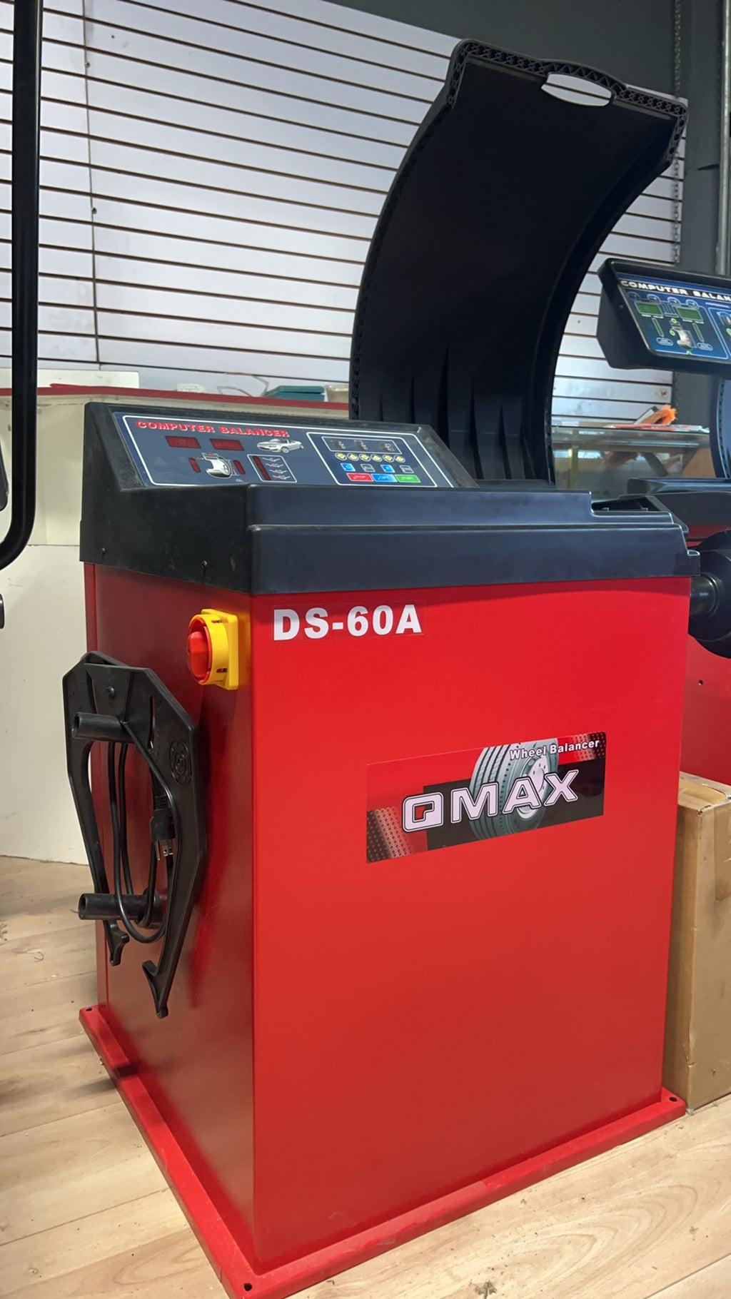 DS-60A Wheel Balancer | Équilibreuse de Roues PDS-60A – High Precision & Automatic Programs (10–26”)