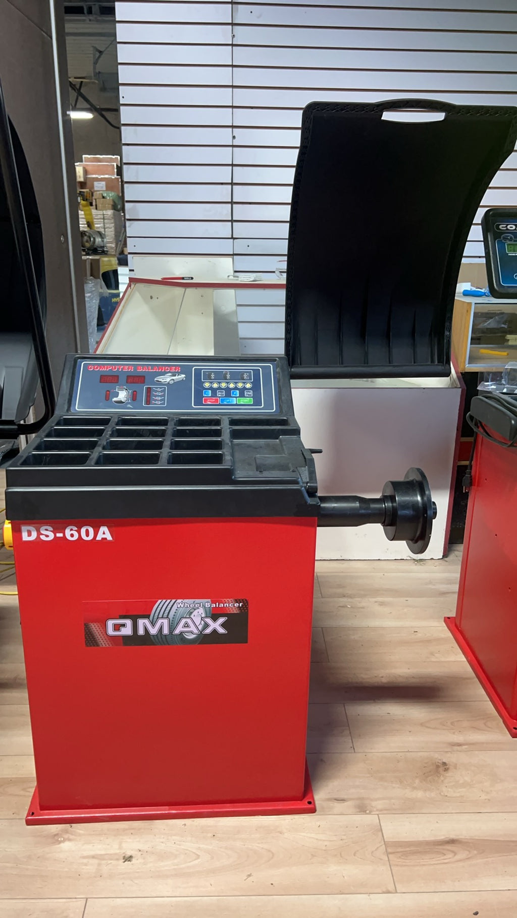 DS-60A Wheel Balancer | Équilibreuse de Roues PDS-60A – High Precision & Automatic Programs (10–26”)