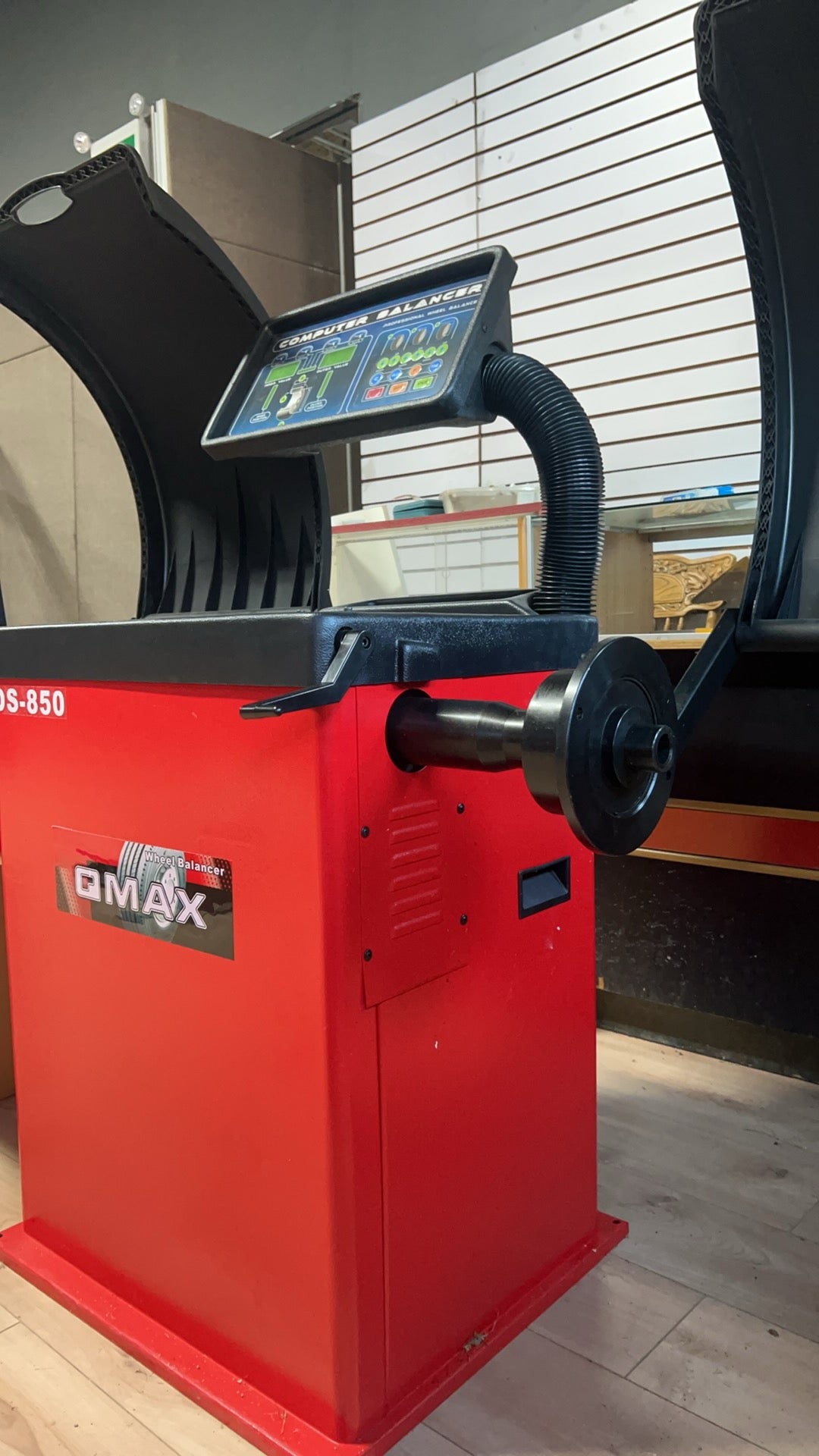 DS-850 Wheel Balancer | Équilibreuse de Roues PDS-850 – Automatic & High Precision (10–26”)