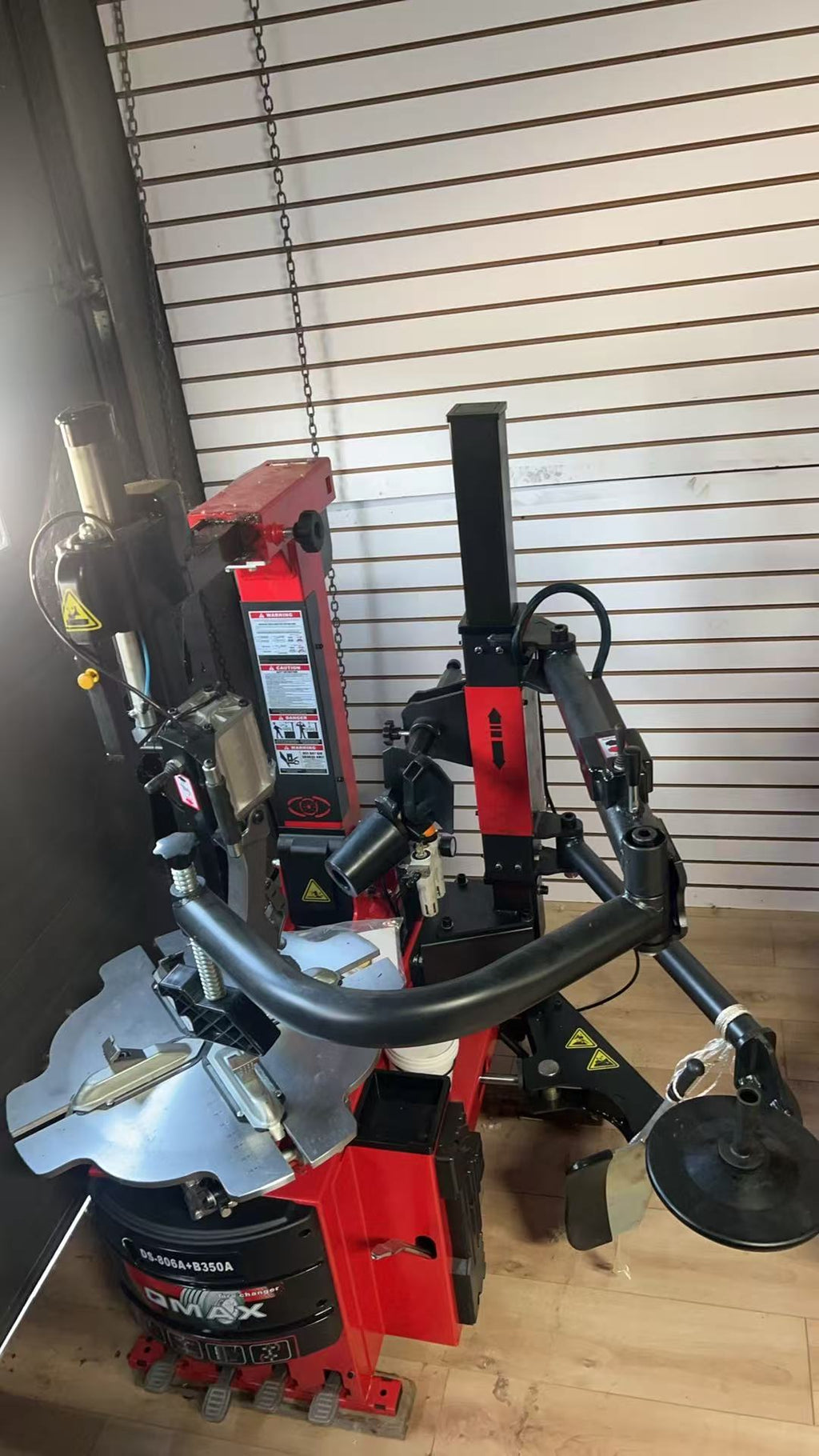 DS-806A + B350a Tire Changer with Mechanical Arm | Démonte-Pneu BDS-806A + B350a avec Bras Mécanique – Professional Wheel Service (10–24”)