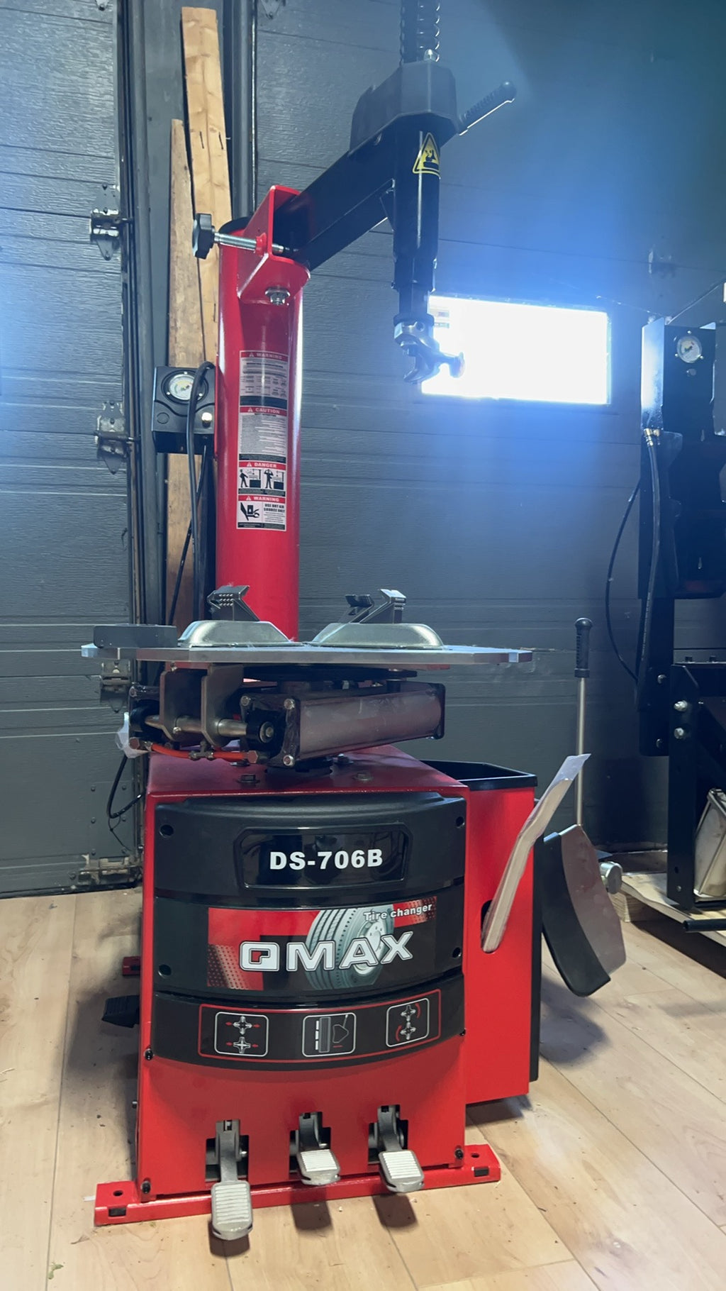 DS-706B Tire Changer | Démonte-Pneu Automatique – Economical & Practical / Économique et Pratique (10–24”)