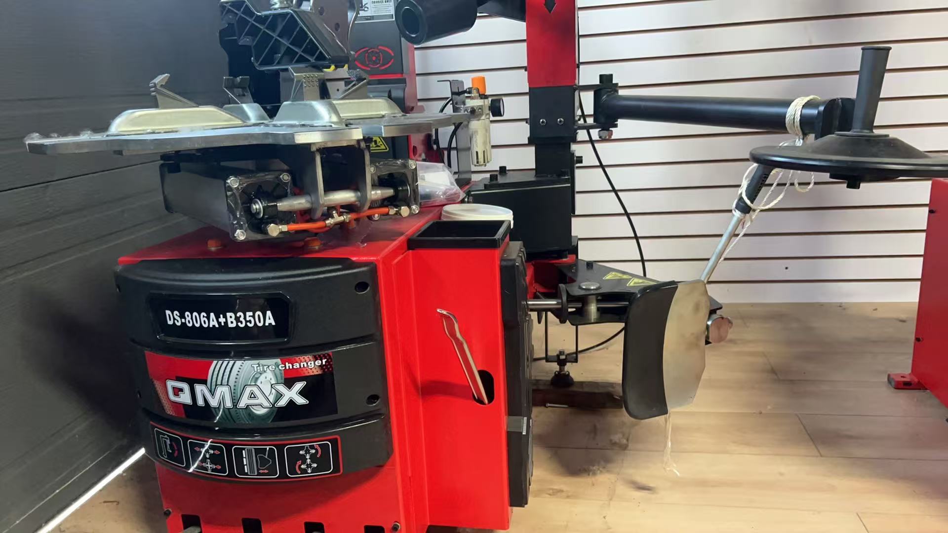 DS-806A + B350a Tire Changer with Mechanical Arm | Démonte-Pneu BDS-806A + B350a avec Bras Mécanique – Professional Wheel Service (10–24”)