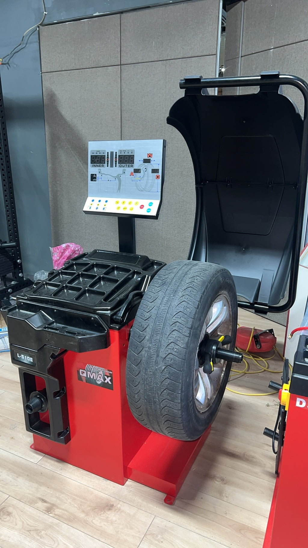 L-510ES Wheel Balancer | Équilibreuse de Roues PL-510ES – Digital Display & High Precision (10–28”)