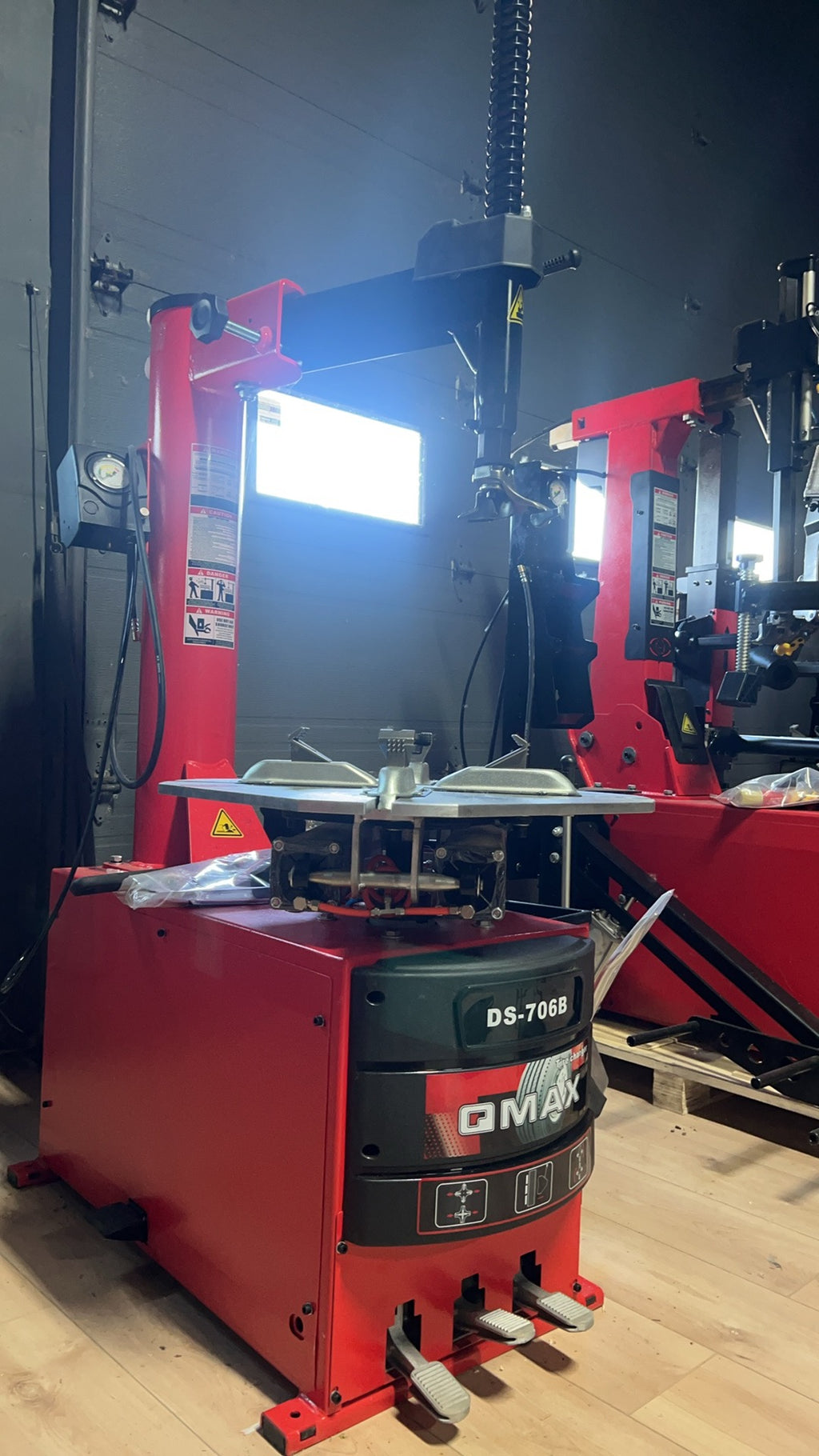 DS-706B Tire Changer | Démonte-Pneu Automatique – Economical & Practical / Économique et Pratique (10–24”)