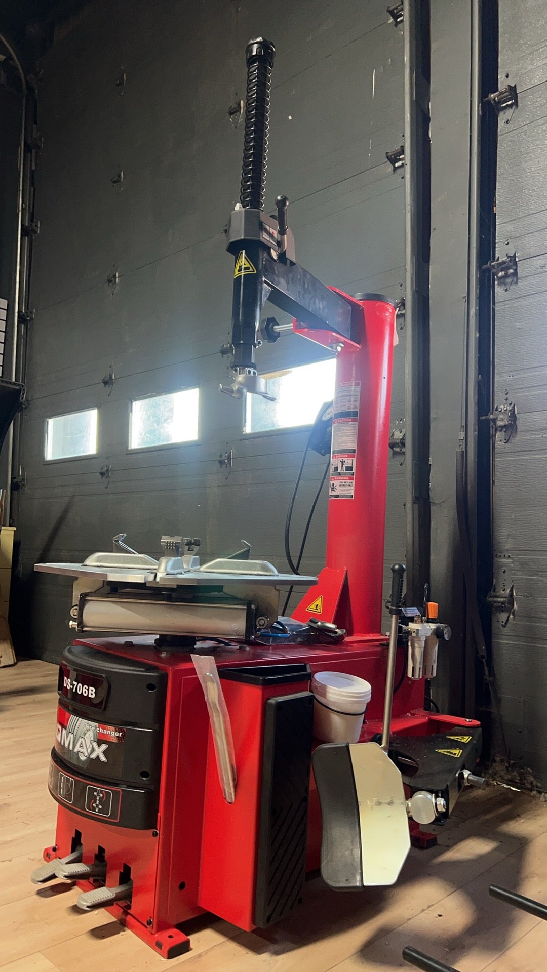 DS-706B Tire Changer | Démonte-Pneu Automatique – Economical & Practical / Économique et Pratique (10–24”)